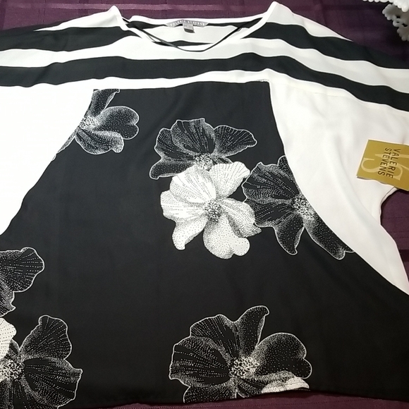Valerie Stevens Tops - Valerie Stevens Black and White Floral Blouse